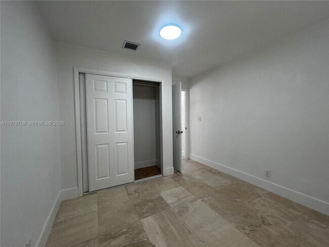 Building Photo - 916 SW 10th St