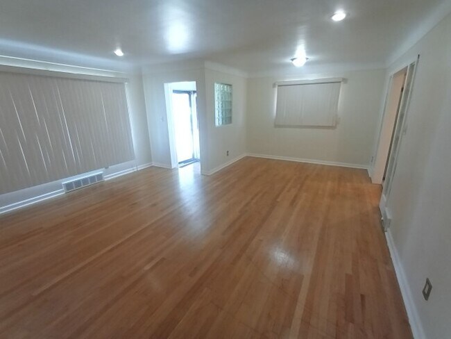 Building Photo - Beautiful, sprawling, brick ranch - $1700/mo