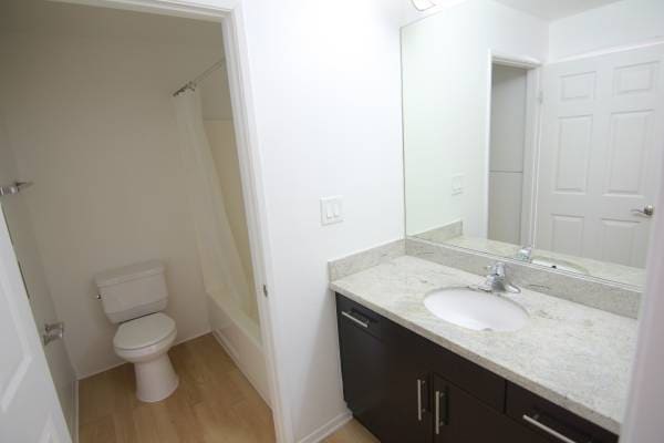 Building Photo - 884 Palm Ave