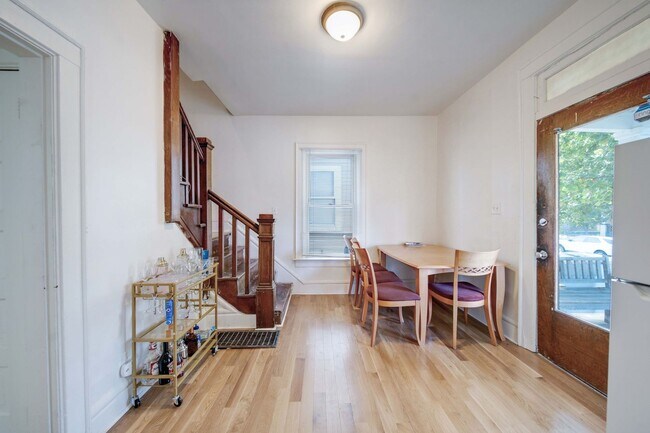 Building Photo - Ultimate 6-Bedroom House with Spacious Liv...