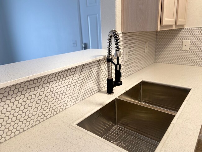 Building Photo - Nicely upgraded 1 bedroom on the South Strip