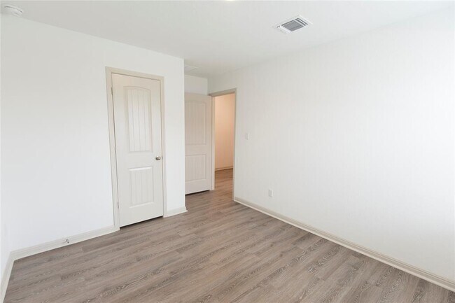 Building Photo - 132 Ft Clark Spgs Dr