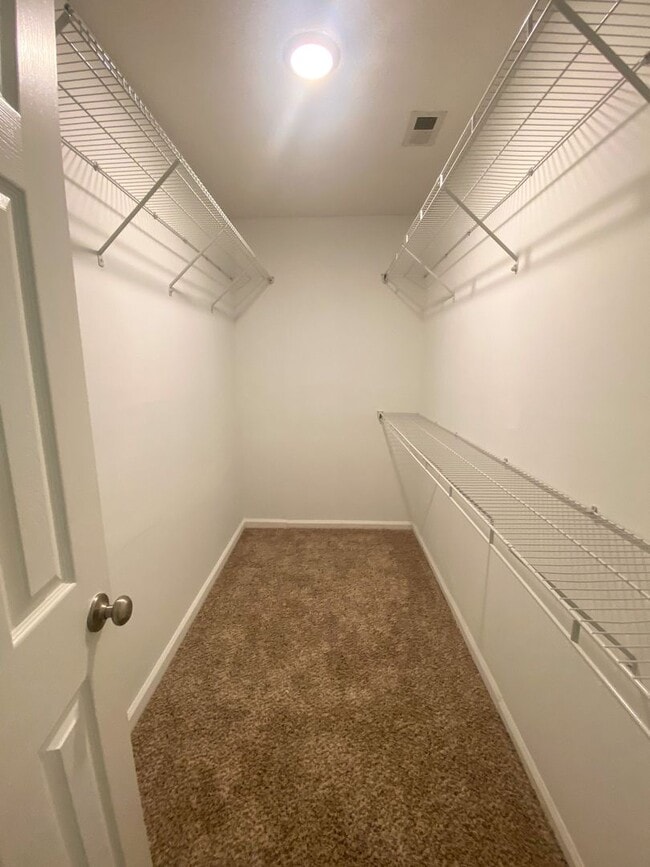 Building Photo - 4 bed, 2 bath spacious home on large lot i...