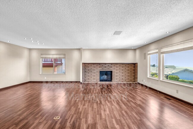 Building Photo - 1446 Skyview Dr