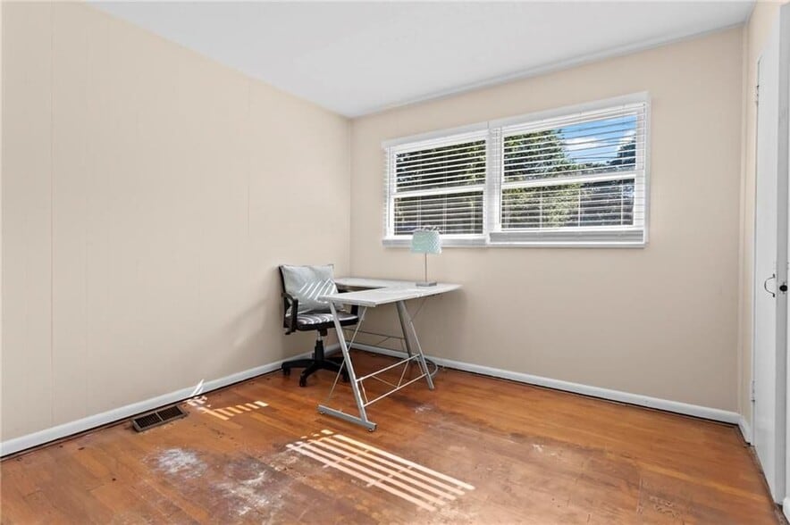 Building Photo - 2560 Walton Way SW
