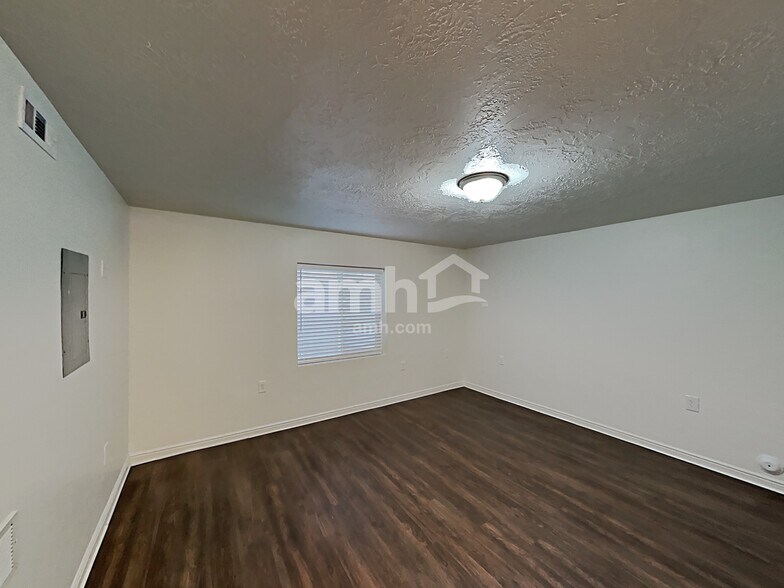 Building Photo - 2558 75 E