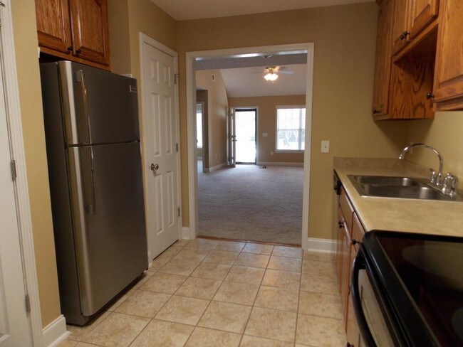 Building Photo - 110 Lakeview Commons Rd