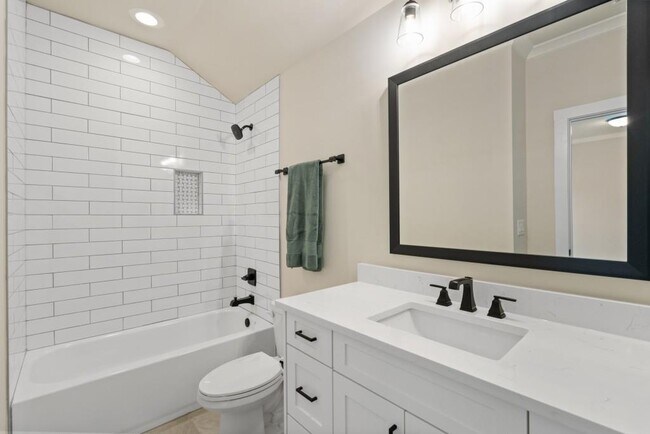 Building Photo - 568 Versailles Dr
