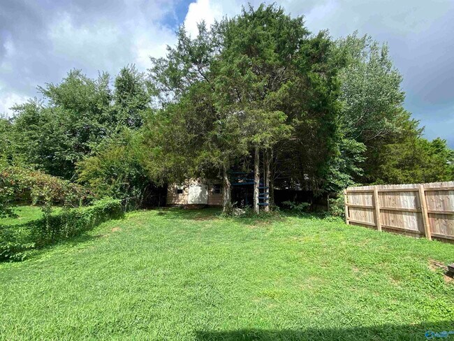 Building Photo - 208 Shadowbrook Ln NE
