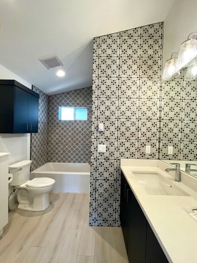 Building Photo - Hartford Duplex - 01355-HART-00