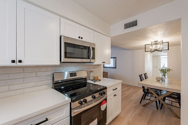 Building Photo - 2nd floor unit with all the upgrades!