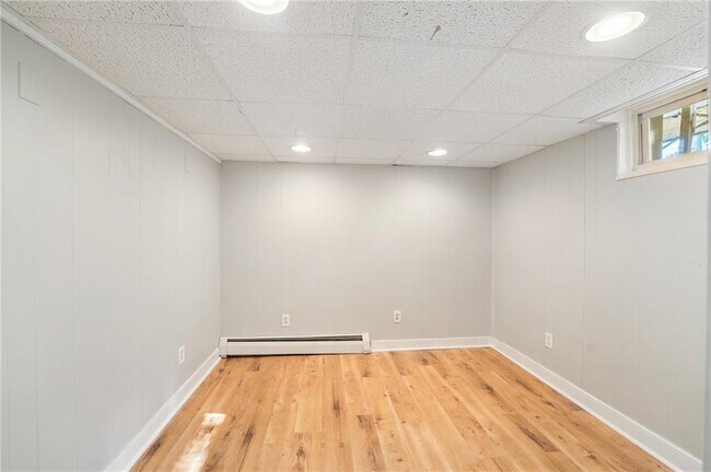 Building Photo - 2923 Post Rd