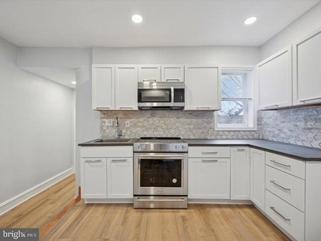 Building Photo - 2253 N Delhi St