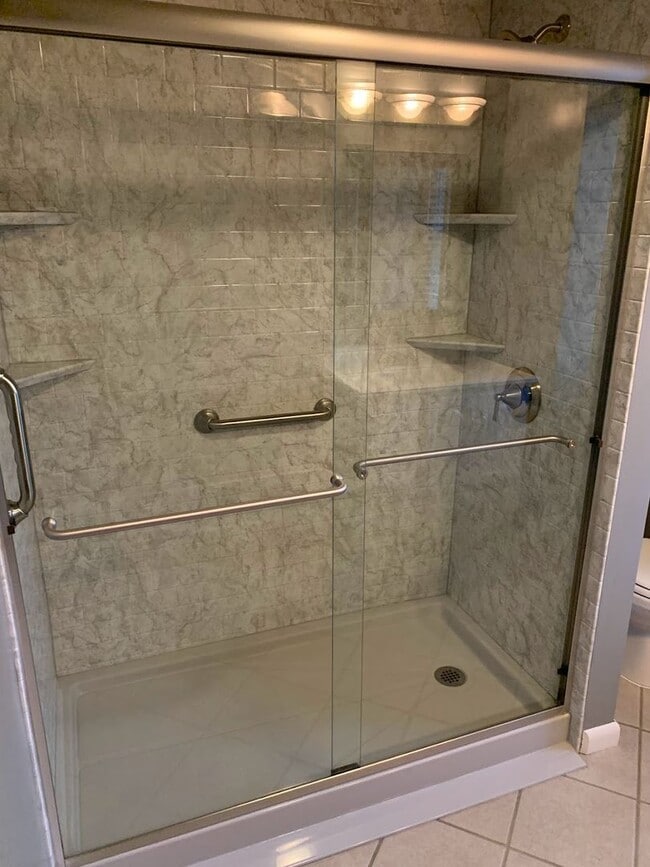 Building Photo - Beautiful Renovated 3/1.5 Home in Beechvie...