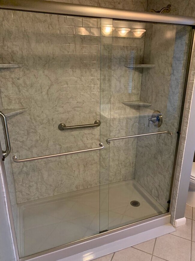 Building Photo - Beautiful Renovated 3/1.5 Home in Beechview - Available NOW