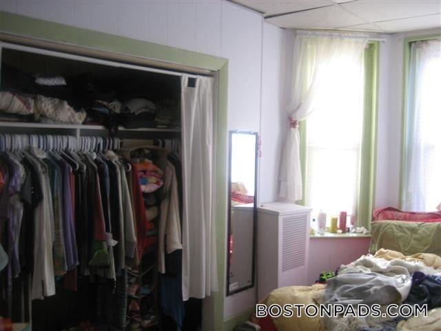 Building Photo - 879 Beacon St