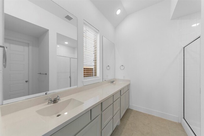 Building Photo - 2025 St Andrews Dr