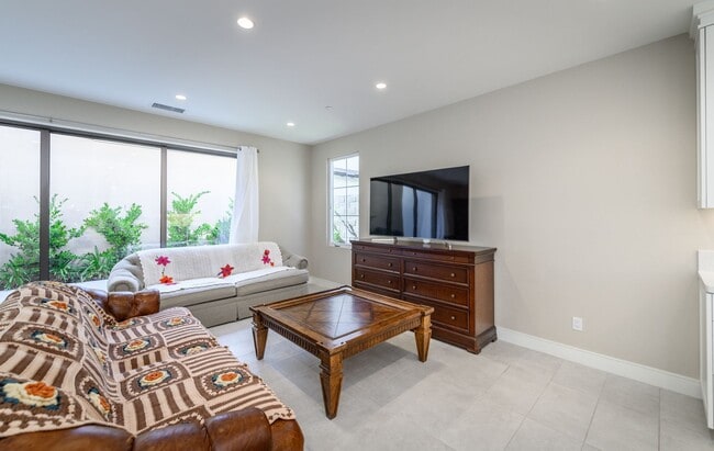 Building Photo - 3bedroom/3 bath/Gated Orchard Hill/Detache...