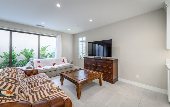 Building Photo - 3bedroom/3 bath/Gated Orchard Hill/Detached House for rent