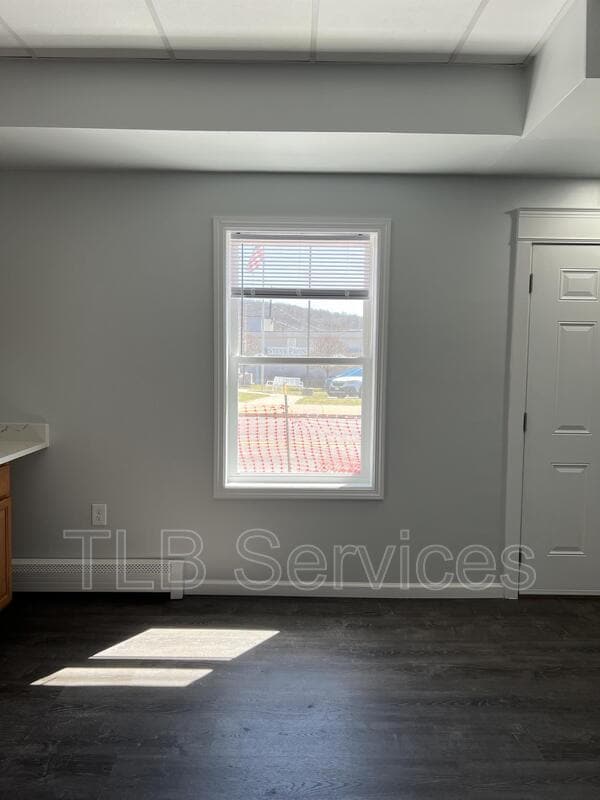 Building Photo - 731 Main St