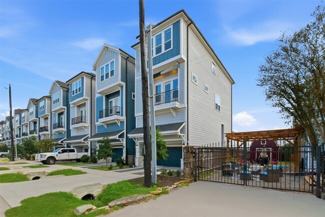 Building Photo - 1236 W 21st St