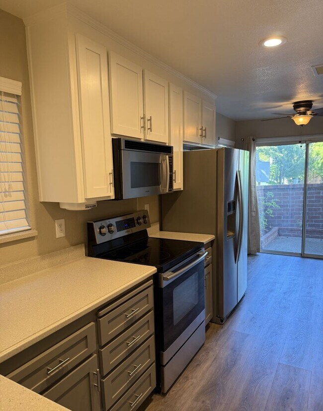 Building Photo - Beautiful 3-Bedroom Condo with Private Out...