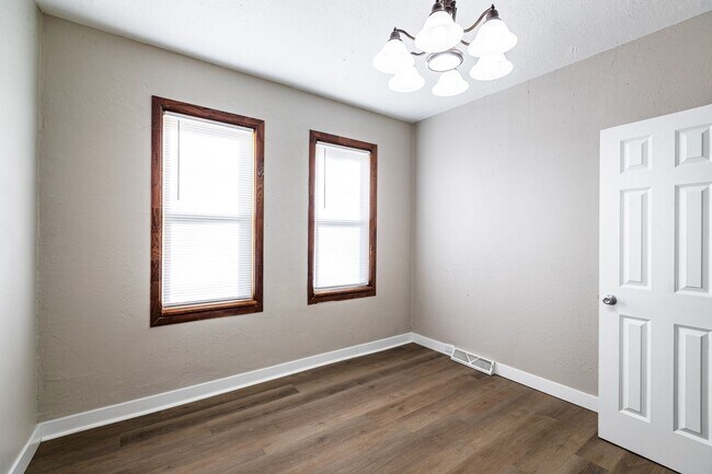 Building Photo - ds1233