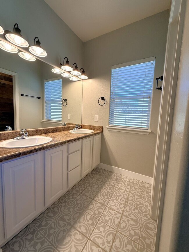 Building Photo - Adorable 3 Bedroom - 2 Bath - 2 Car Garage in Quailwood