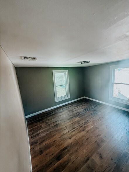 Building Photo - 15881 Kent Dr