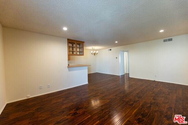 Building Photo - 5330 Zelzah Ave