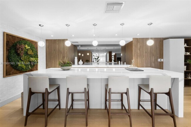 Building Photo - 9521 E Bay Harbor Dr