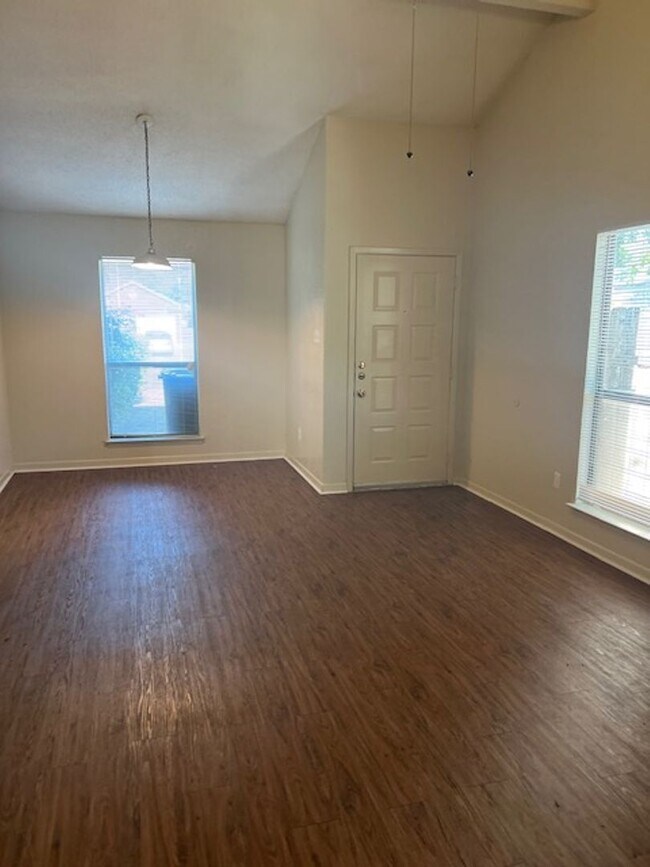 Building Photo - 1006