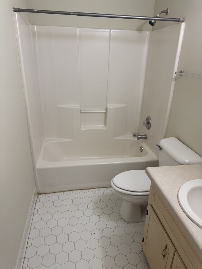 Building Photo - 112 Oak Leaf Cir