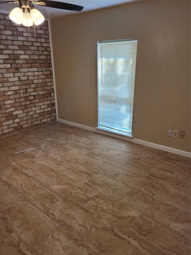Building Photo - 12123 Sharpview Dr