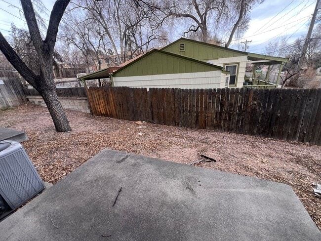 Building Photo - 3 Bedroom Duplex Near Downtown Available!