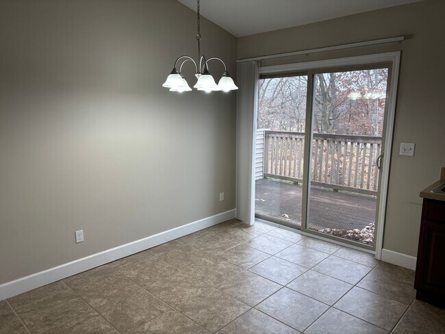 Building Photo - 3 Bedroom/2 Bathroom Apartment!