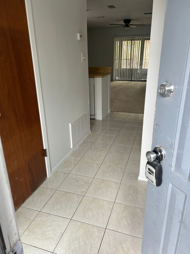 Building Photo - 2 Bedroom/ 1.5 Bath Townhome w/ Washer & Dryer Connection