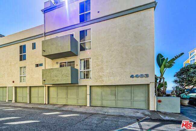 Building Photo - 4403 Ocean Front Walk