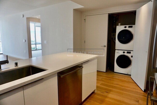 Building Photo - Available NOW - AE'O 1 BED 1 BATH w/ 1 COV...