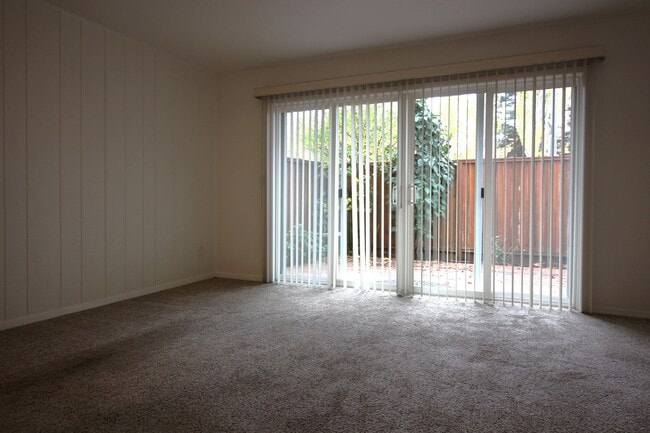 Building Photo - 2 Bedroom Townhome for Rent