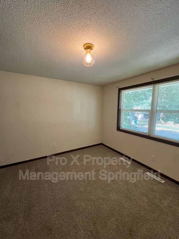 Building Photo - 3332 S Southlyn Pl