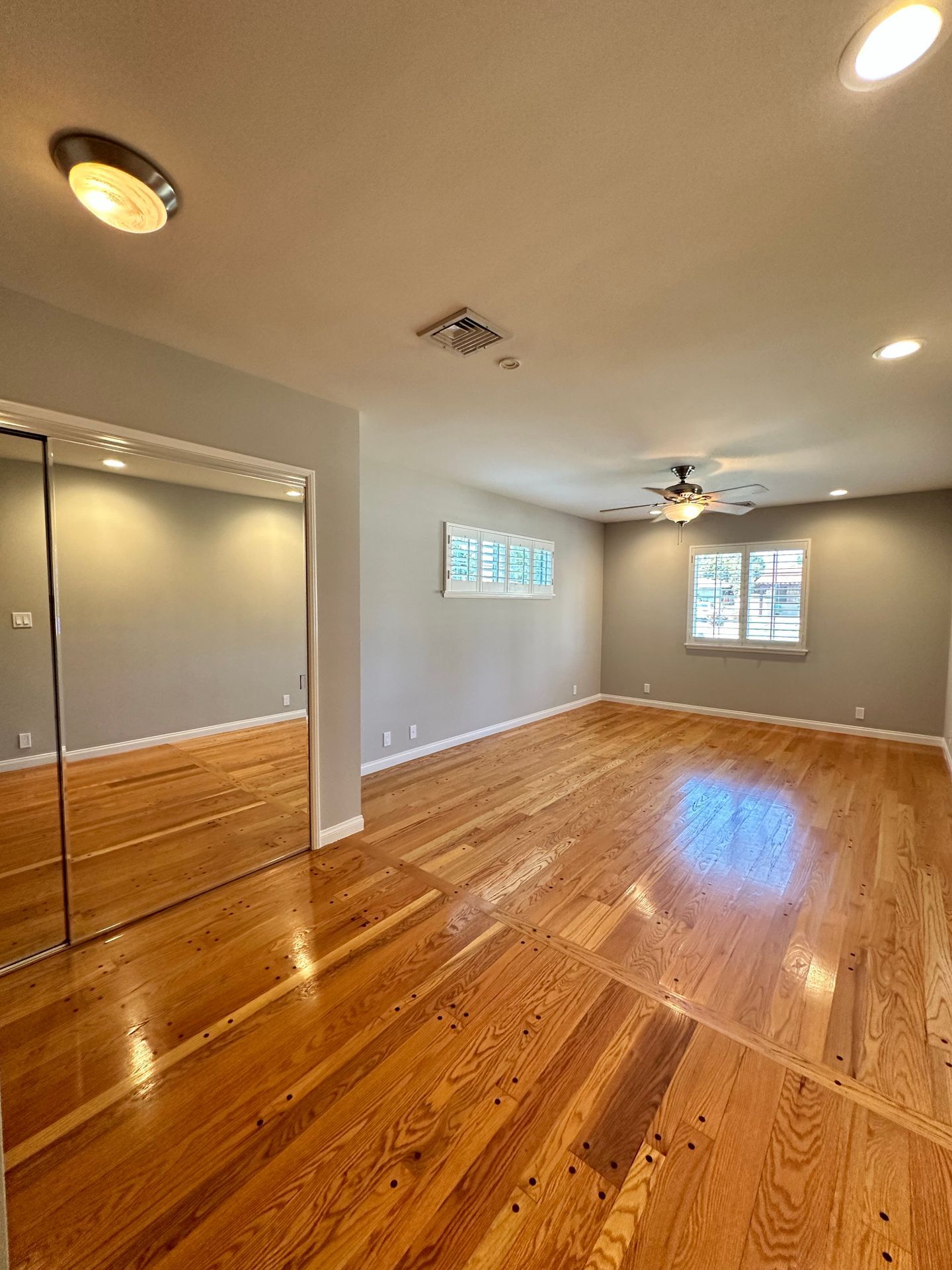 Building Photo - 9856 La Rosa Dr