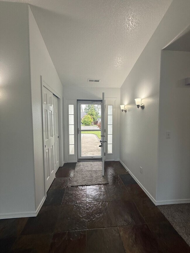 Building Photo - 3 bed, 2 bath- Kennewick Location!