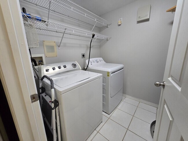 Building Photo - Luxury 1BR/1BA Condo with Fabulous Views i...