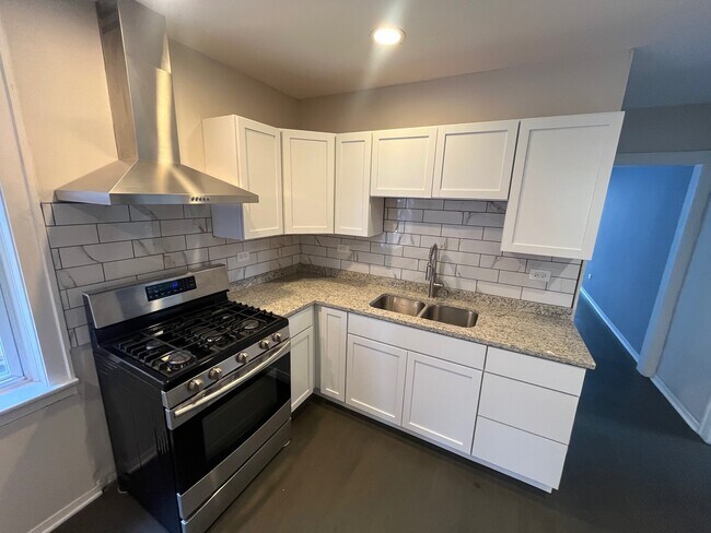 Building Photo - 5115 S California Ave