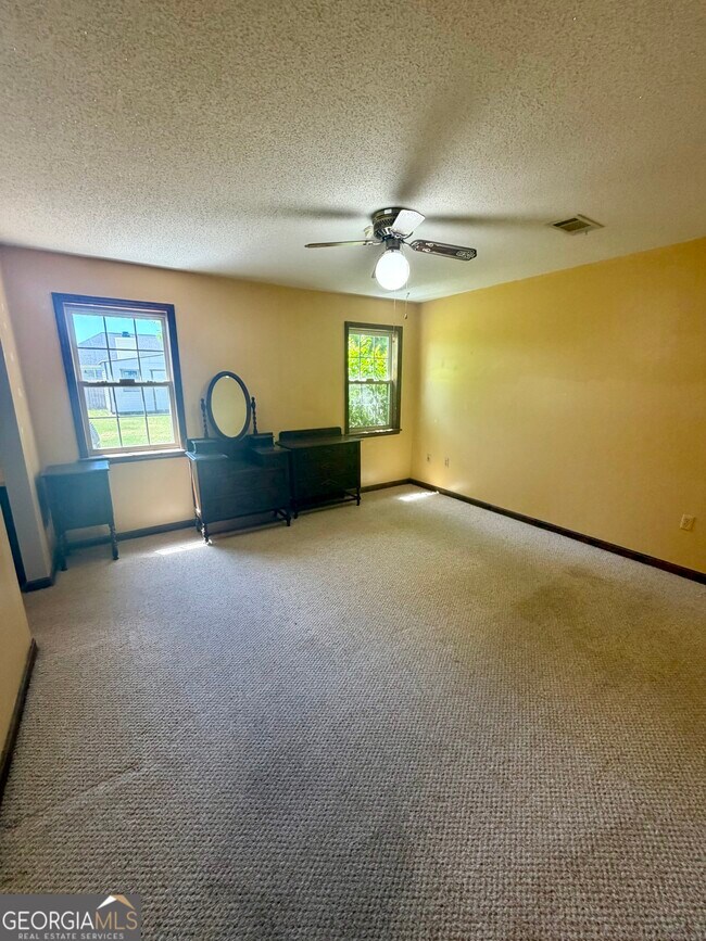 Building Photo - 131 Foxwood Cir