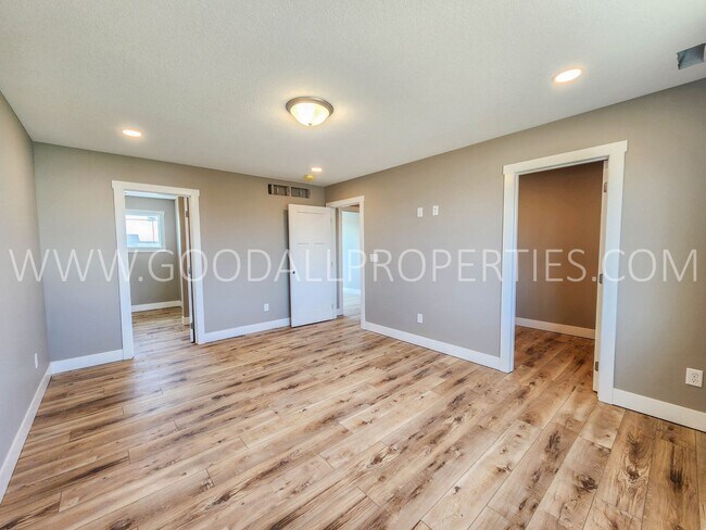 Building Photo - 6 Bedroom 4 bathroom two story home in Waukee