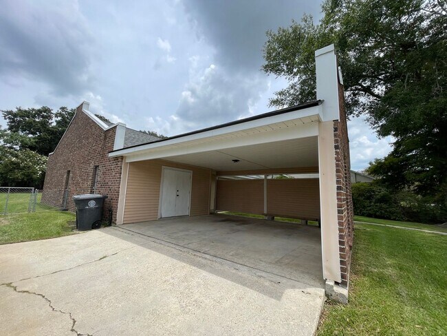 Building Photo - Welcome to this Beautiful 3 Bedroom 2 Bath...