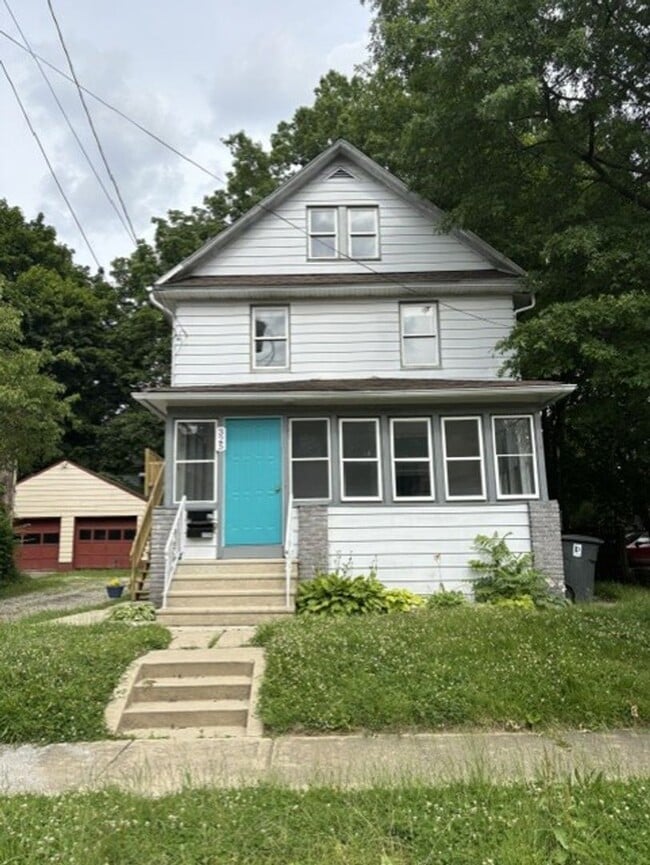 Building Photo - Charming Akron Upstairs Rental with Spacious Rooms and Included Appliances