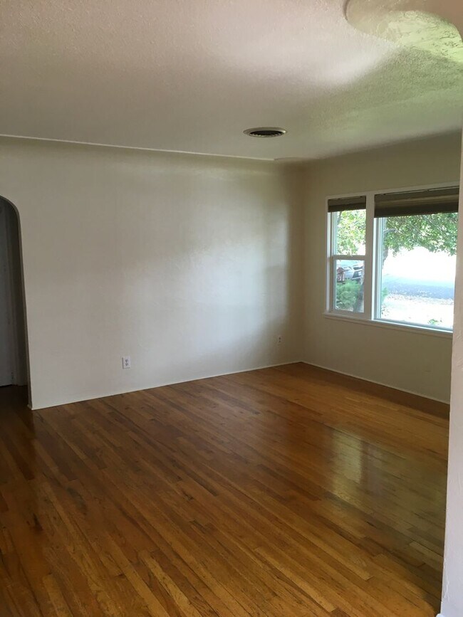 Building Photo - Charming home in Garden Tract- $300 free r...